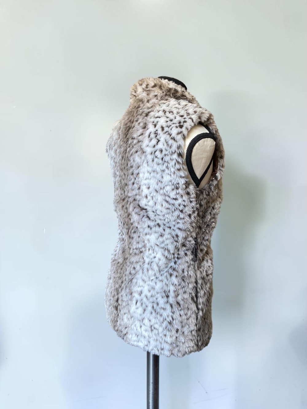 Forever 21 XXI Womens Vest S Lined Faux Fur Snow Leopard Spotted Grey Winter - Picture 2 of 6